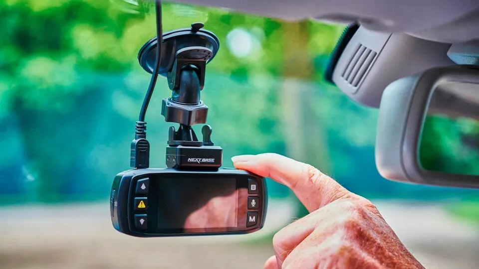 Der Einsatz von Dashcams im Auto, die das Verkehrsgeschehen aufzeichnen, ist rechtlich umstritten.